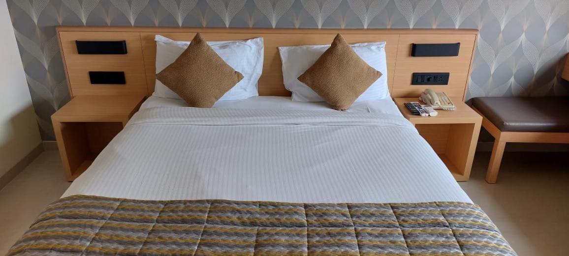 Click Hotel Bhuj Exterior photo