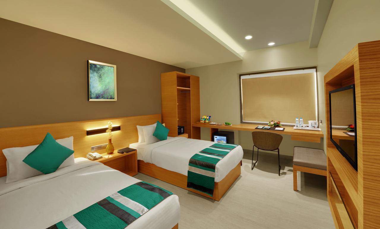Click Hotel Bhuj Exterior photo